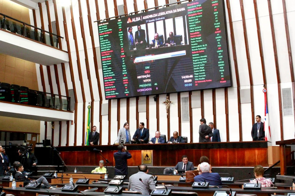 Alba aprova PEC e volta a permitir reeleição na Casa