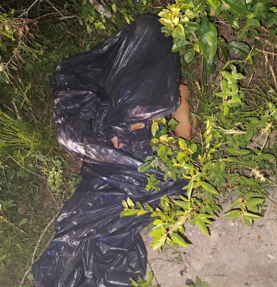 Corpo encontrado em saco preto no bairro Sim