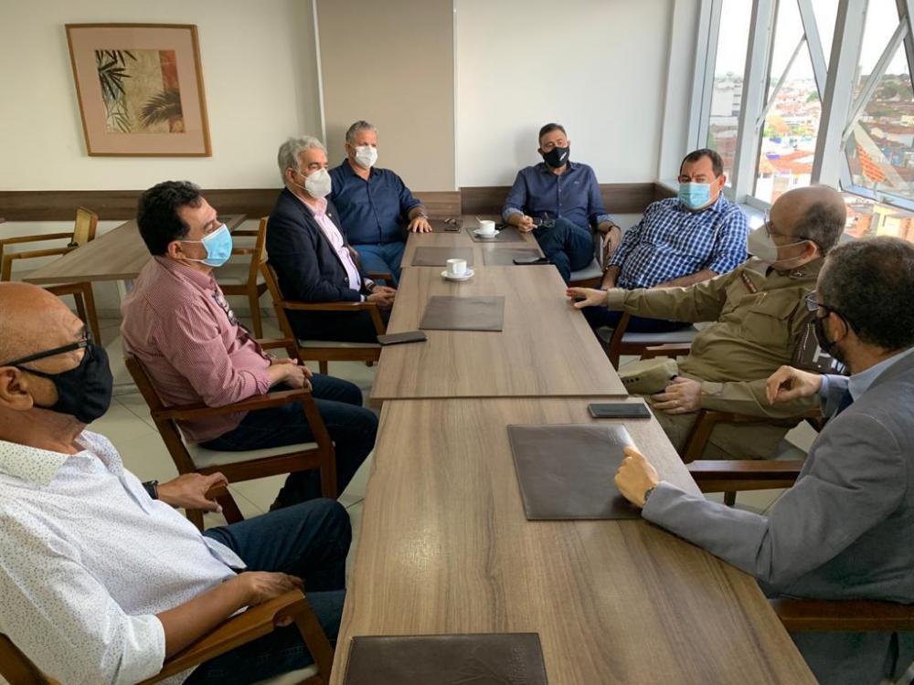 Zé Neto se reúne com representantes do setor empresarial de Feira e das Polícias Militar e Civil para tratar da retomada das reuniões do Comitê de Segurança Pública