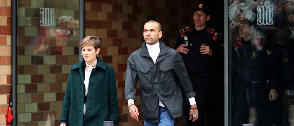 Daniel Alves deixa prisão após pagamento de fiança