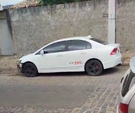 Corpo em estado de putrefação é encontrado dentro de carro no bairro Baraúnas