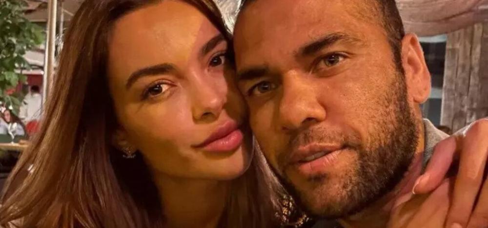 Mulher de Daniel Alves posta foto de mãos dadas com o ex-jogador após ele deixar prisão