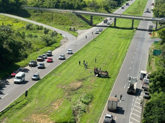 Helicóptero da PM resgata duas vítimas de acidente de carro em Feira de Santana