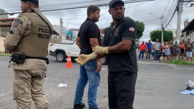 Uma mulher morre e outra fica gravemente ferida após colidir moto em ônibus