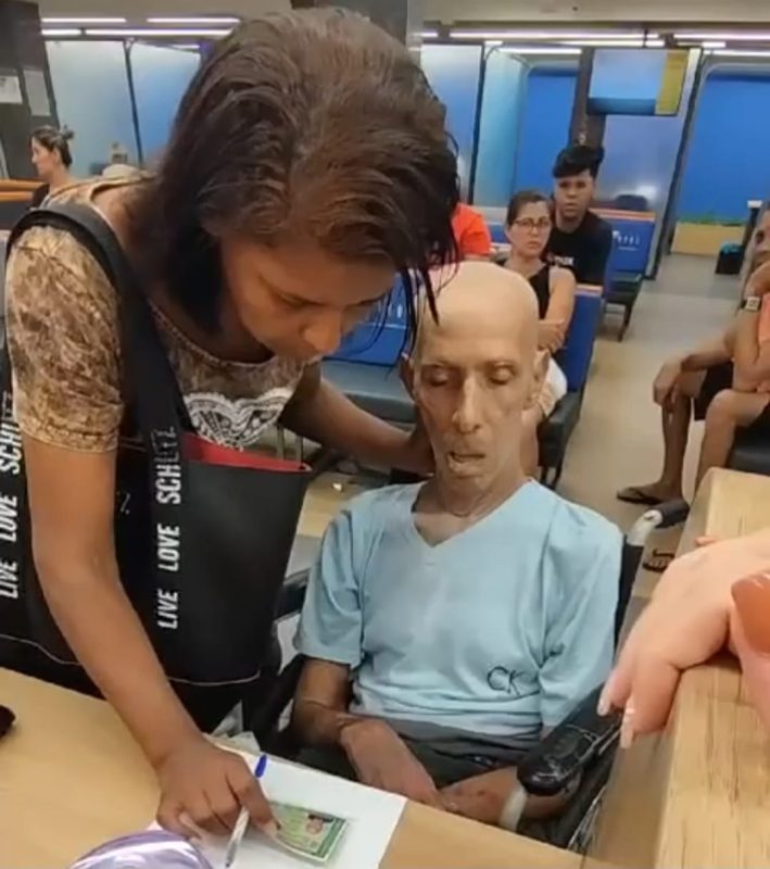  Mulher leva morto em cadeira de rodas para sacar empréstimo de R$ 17 mil em agencia bancaria