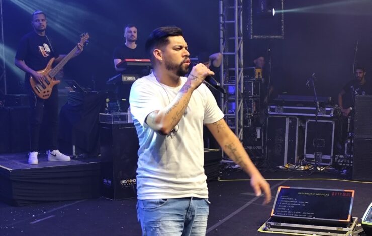 Com canções do novo CD, Devinho Novaes se apresenta no Camarote Central Mix