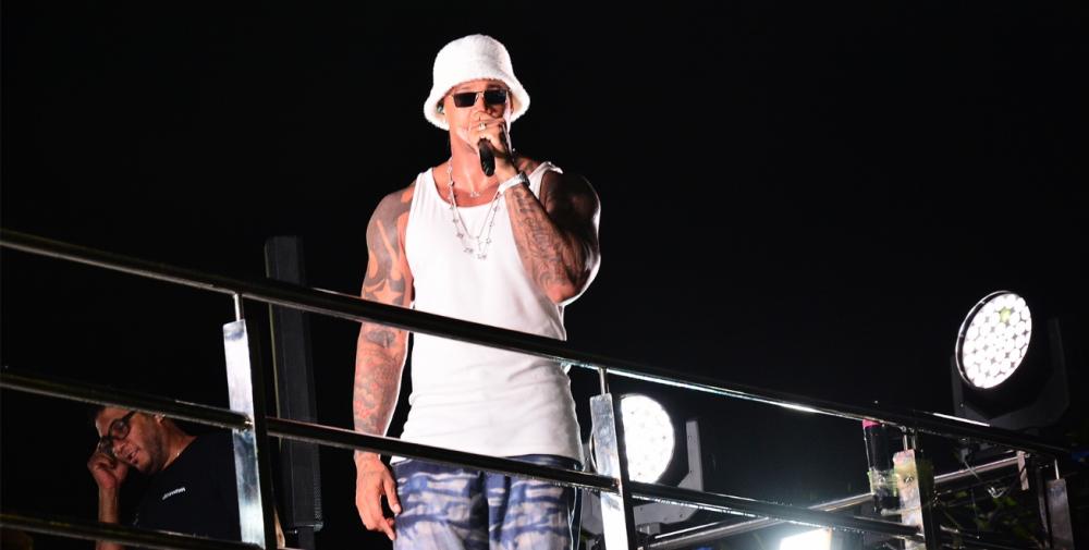 Léo Santana comemora aniversário com foliões na micareta de Feira