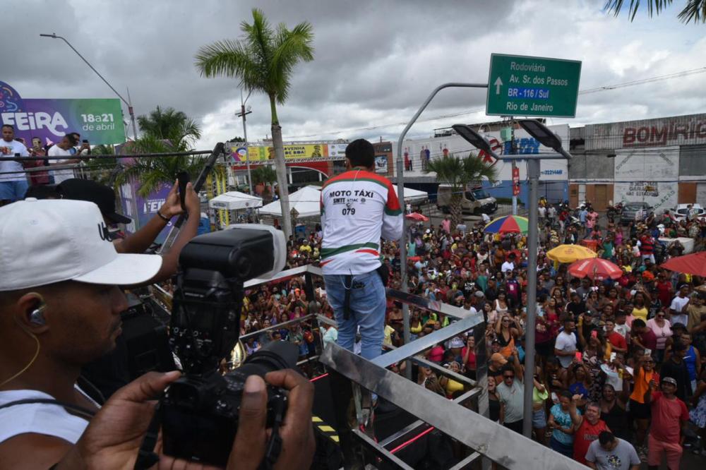 Thiago Aquino puxa multidão em arrastão e homenageia mototaxistas