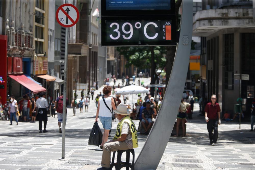 Quarta onda de calor do ano deve se estender até a próxima semana; temperaturas podem chegar a 35°C