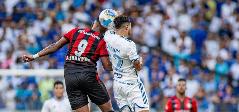 Vitória é dominado pelo Cruzeiro e segue sem vencer no Brasileirão
