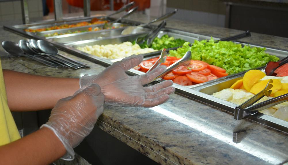 Atendimento presencial em bares e restaurantes somente até as 18h na Bahia