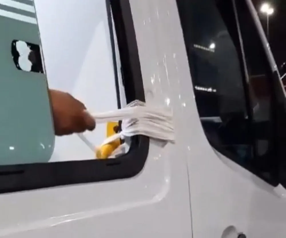 Ambulância do SAMU de Feira quebra e porta precisa ser amarrada com atadura