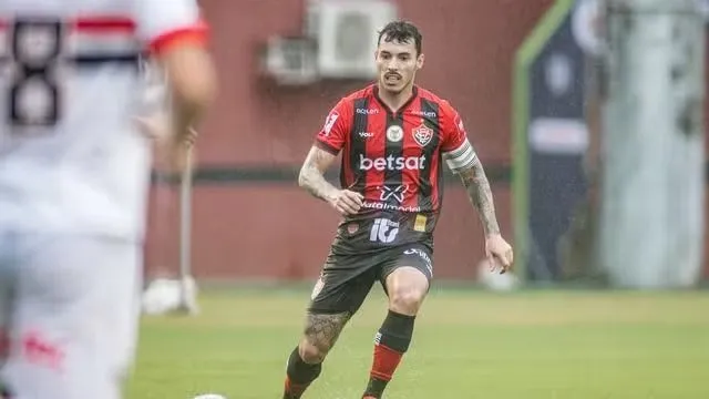 São Paulo bate o Vitória e cola nos líderes