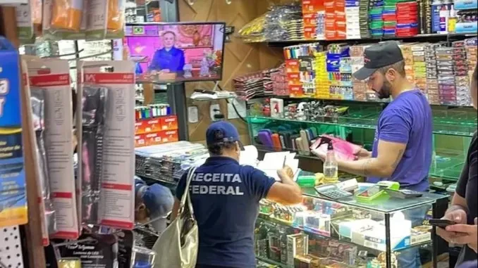 Homem é preso durante apreensão de mais de 13 mil produtos falsificados no Feiraguay