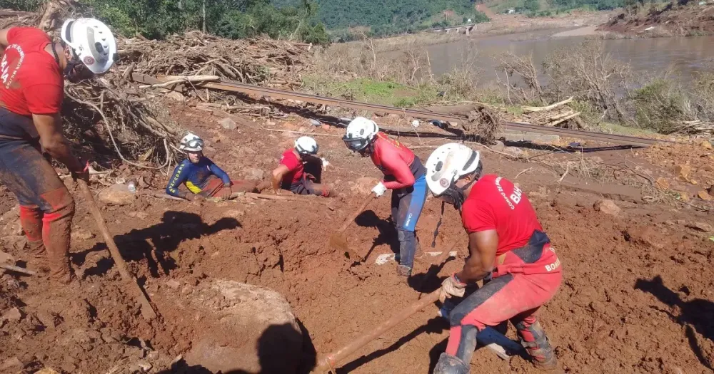 Em cinco dias de atuação, bombeiros do CBMBA já resgataram mais de 212 pessoas e 20 animais no RS