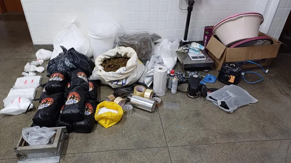 Operação conjunta desativa laboratório de drogas em Feira de Santana