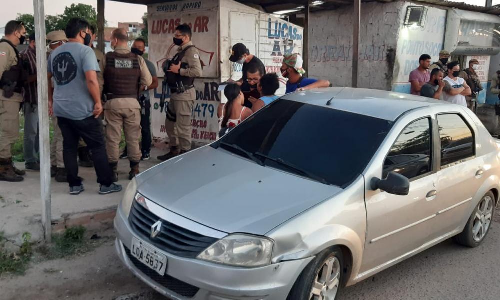 Técnico em ar condicionado de veículo morto no local de trabalho no Feira X.