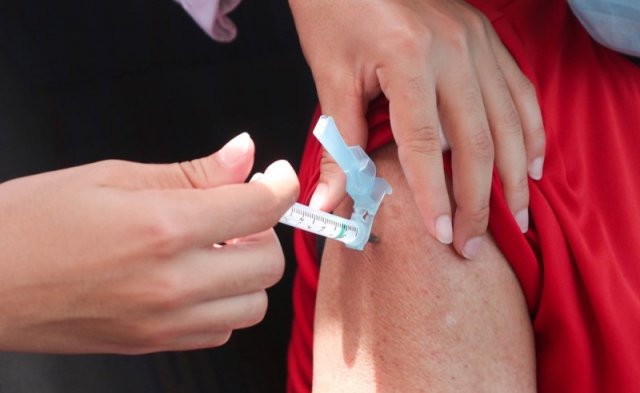 Nesta sexta-feira (18) tem vacinação para pessoas acima de 51 anos