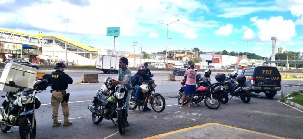 Acidentes com motos são quase a metade de ocorrências na BR-324, afirma PRF na Bahia