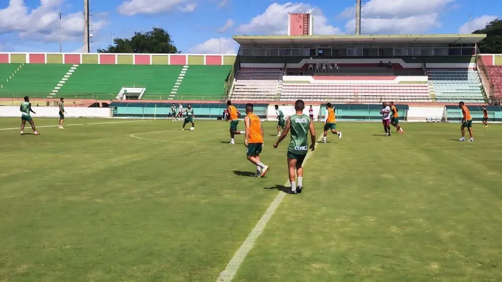 Fluminense de Feira realiza coletivo no estádio Joia da Princesa