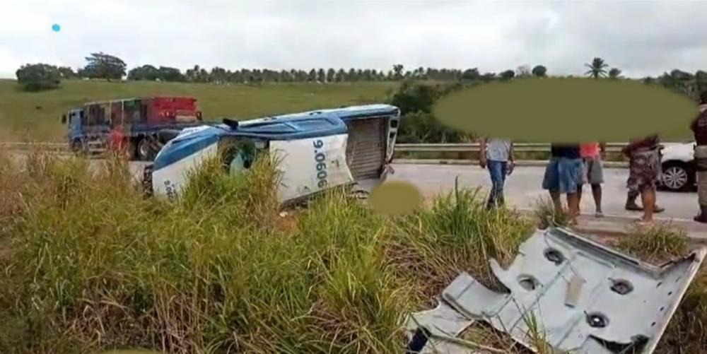 Dois mortos e quatro feridos em capotamento de viatura da PM na Br 101