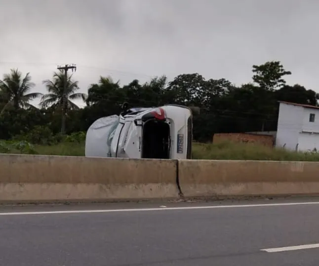 Carro da Prefeitura de Feira de Santana capota após colisão na BR-116