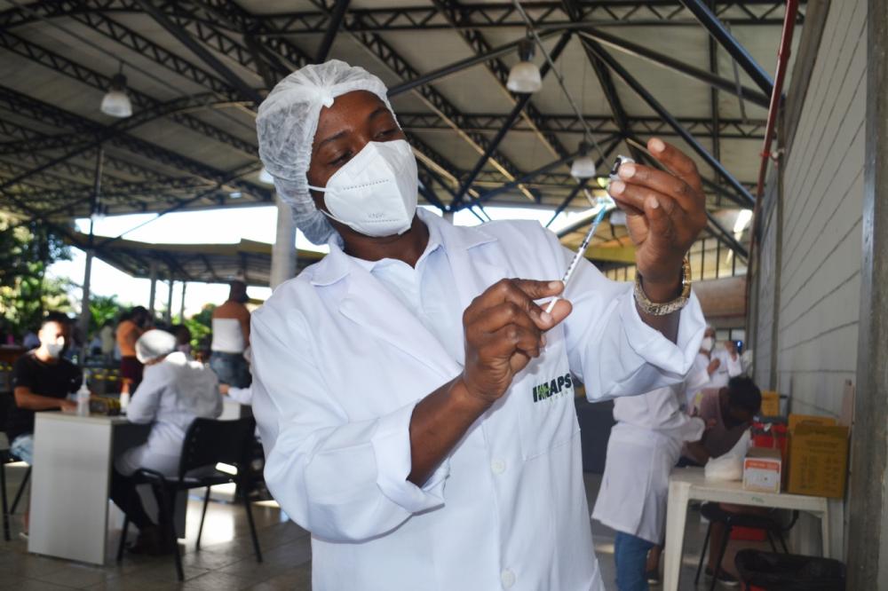 Vacinação para pessoas acima de 49 anos nesta segunda-feira