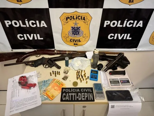 3 pessoas são presas em flagrante com armas e grande quantidade de drogas em Feira