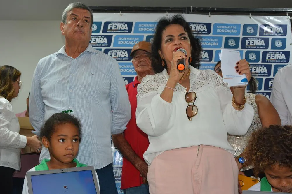 Moradores de Pé de Serra comemoram entrega da Escola Municipal Deocleciano Martins da Silva