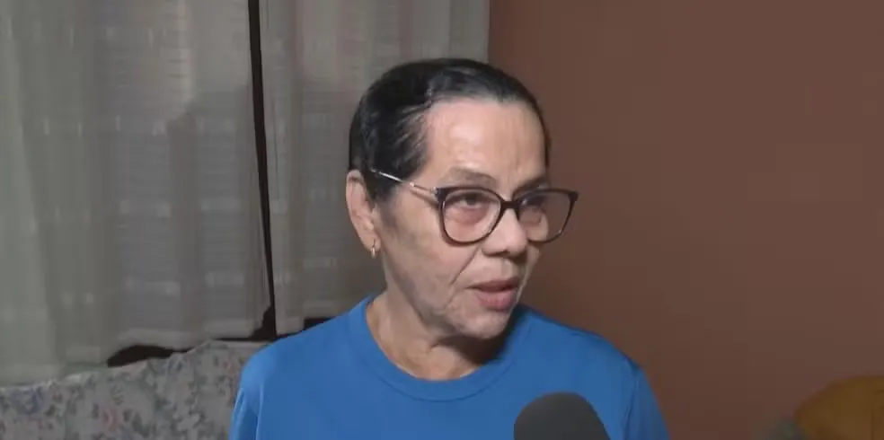 Professora de 72 anos volta a trabalhar após aposentadoria ser revogada em Feira de Santana