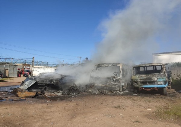 Caminhão tanque, micro-ônibus e automóveis incendiados em Feira.
