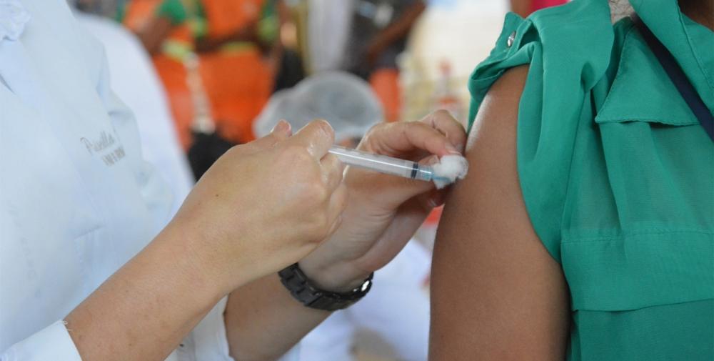 Primeira dose para pessoas a partir de 44 anos, gestantes e puérperas nesta segunda