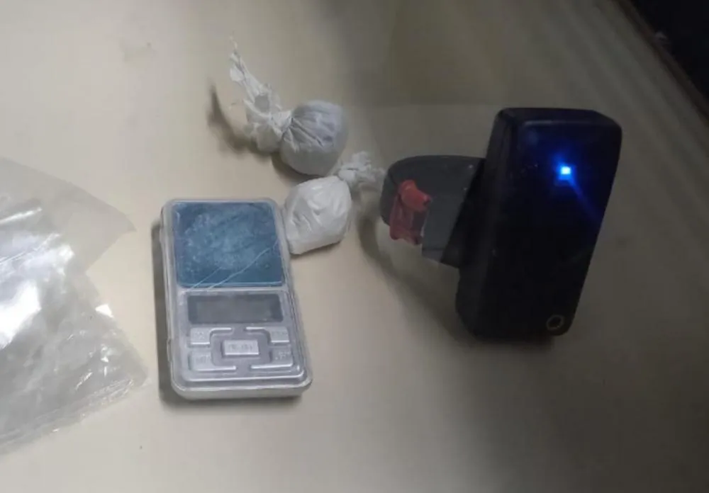 Guarnição da Rondesp apreende tornozeleira eletrônica e materiais ilícitos no bairro Mangabeira, em Feira de Santana
