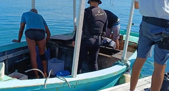 Por prática de pesca ilegal, dois homens são detidos pela polícia na praia da Barra
