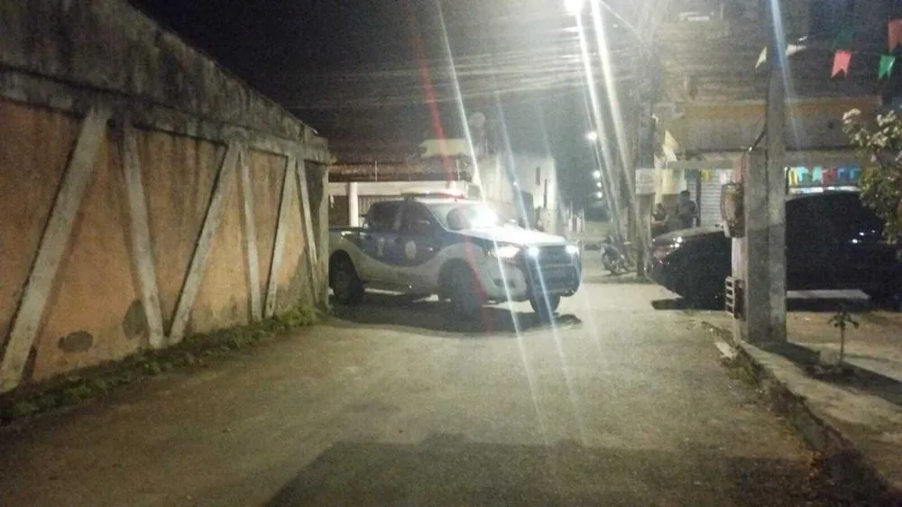 Homem é assassinado a pauladas e pedradas por colega no Feira V.