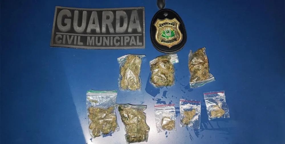Guarda Municipal conduz à delegacia adolescente que vendia drogas dentro de escola municipal 