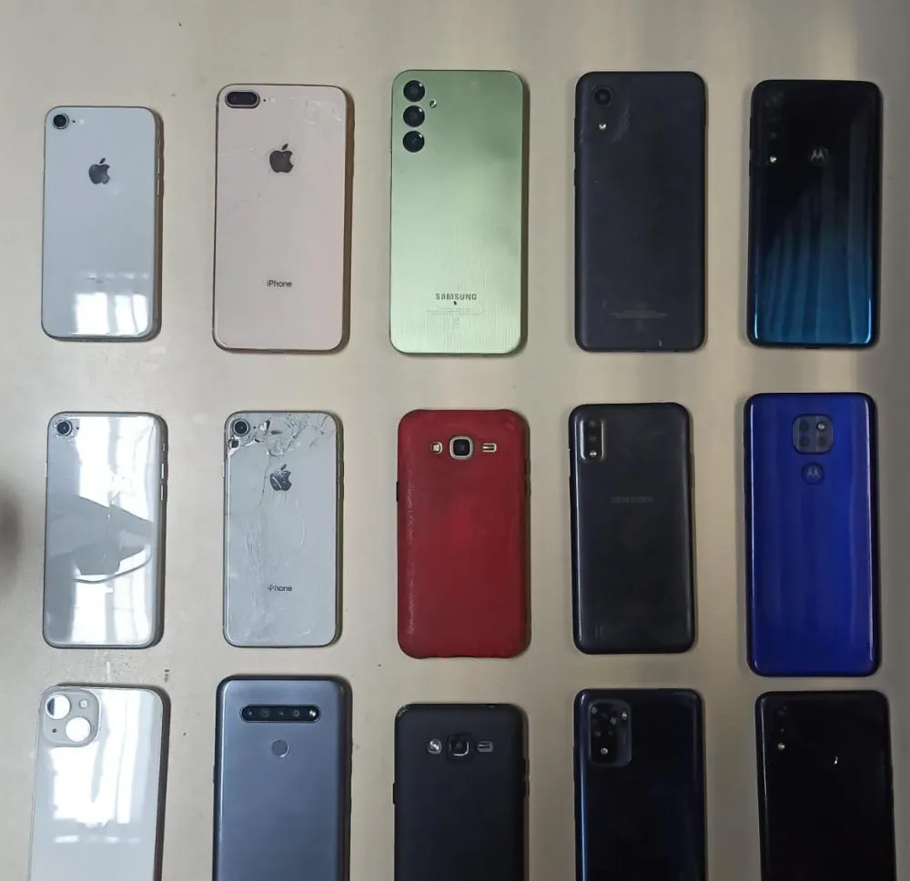 Dezenas de celulares foram apreendidos no bairro Gabriela em Feira de Santana 