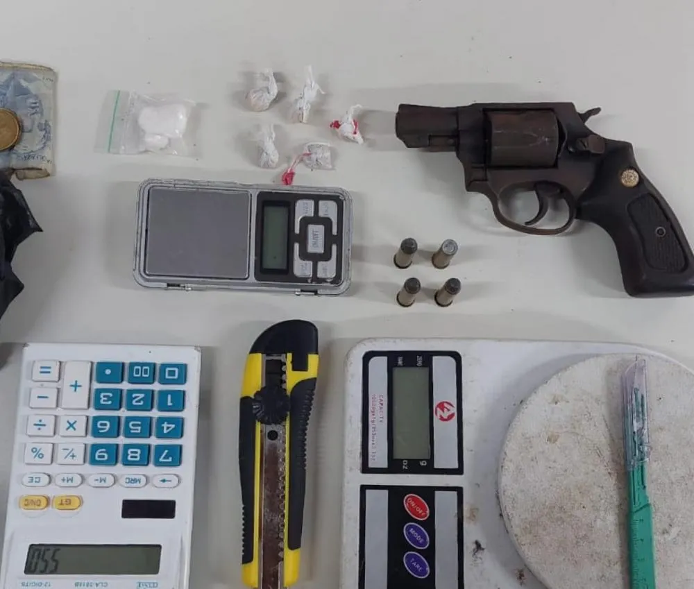 65ªCIPM realiza apreensão de arma de fogo e drogas no bairro Areal durante a Operação Alcatéia
