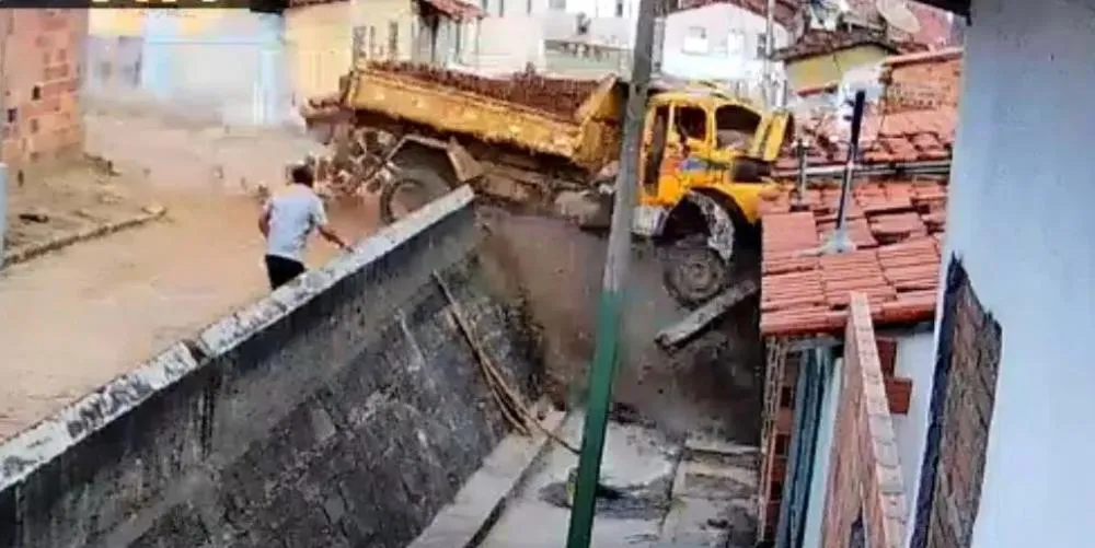 Caçamba desgovernada invade imóveis em cidade do sudoeste da Bahia