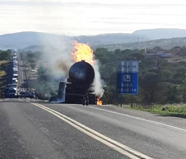 Caminhão que transportava álcool pega fogo na BR-116