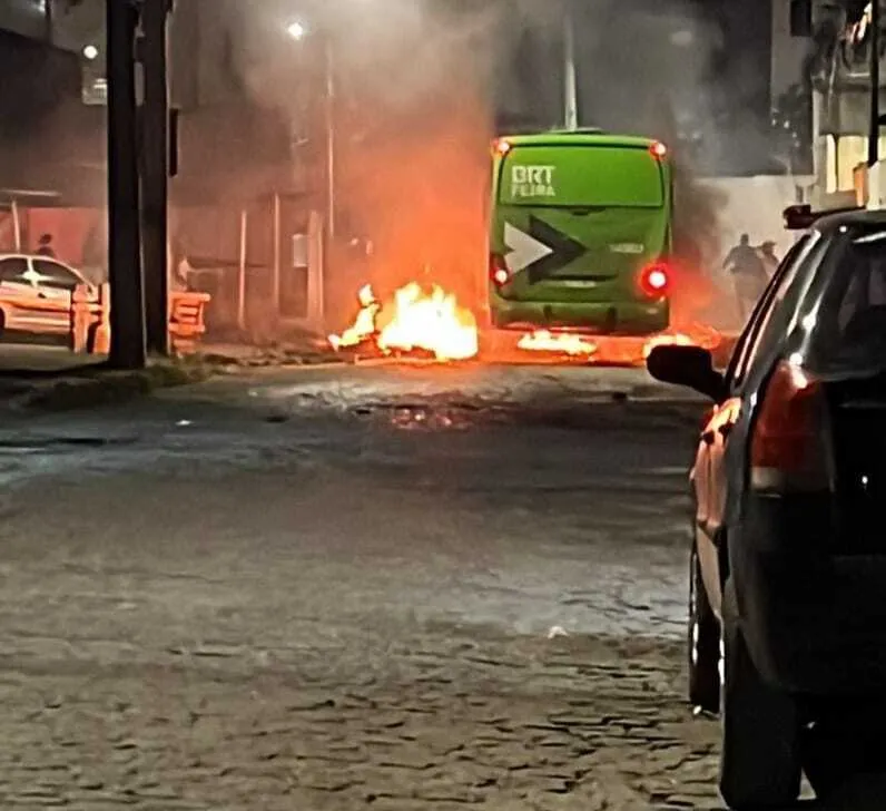 Ônibus é incendiado por vândalos no bairro Conceição, após homem morrer em troca de tiros com PMs. 