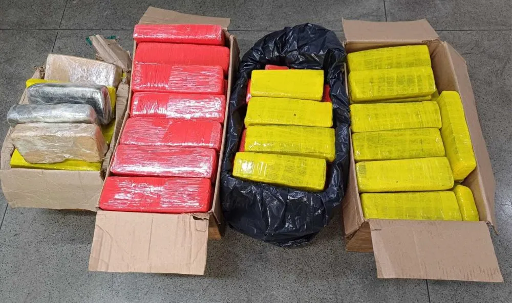 PRF apreende aproximadamente 100 quilos de maconha e cocaína em ônibus na 116 sul.