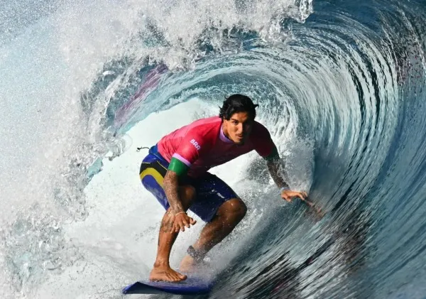 Medina confirma favoritismo, supera brasileiro e está na semifinal do surfe