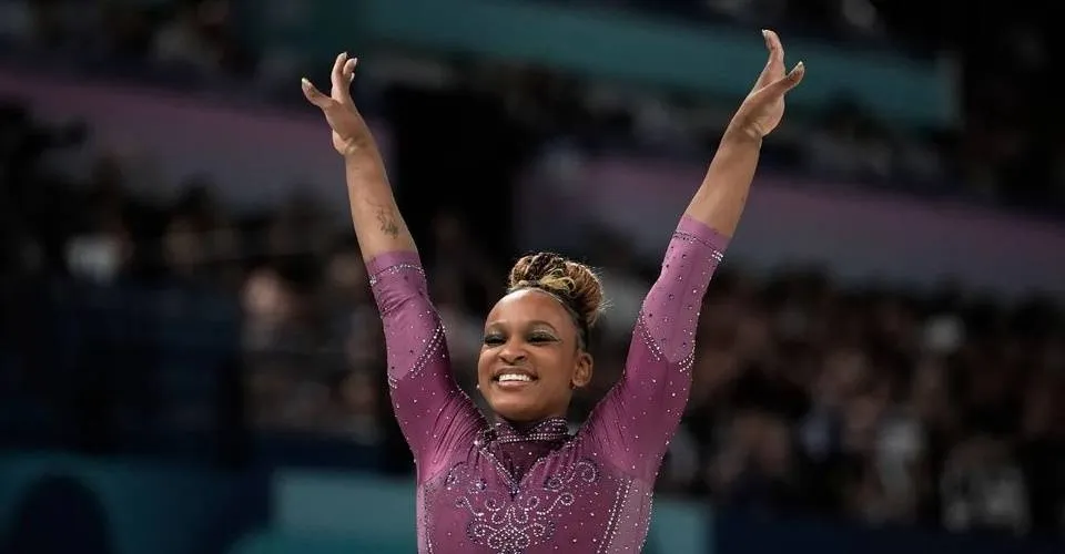 Rebeca Andrade termina prova da trave em 4º lugar e Simone Biles em 5º