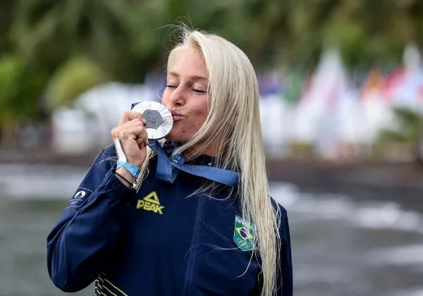 Tati Weston-Webb conquista medalha de prata no surfe feminino