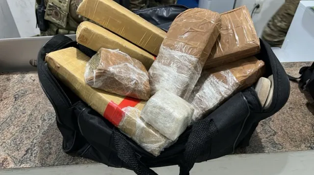 PRF prende jovem com 5,1 kg de maconha em ônibus l em Feira de Santana