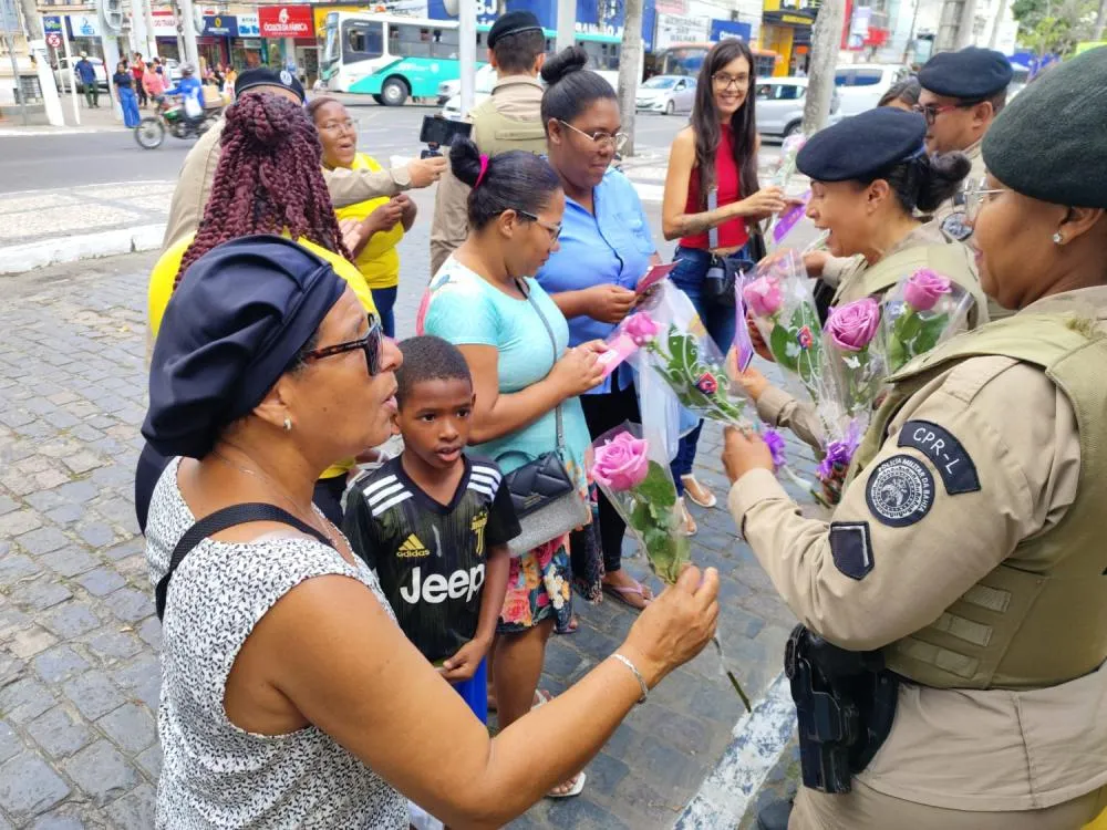 Ronda Maria da Penha comemora 18 anos da Lei com distribuição de rosas lilás em Feira de Santana