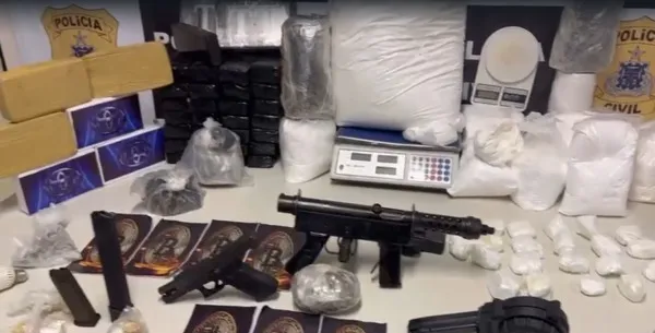 Polícia desarticula centro de distribuição de drogas e apreende submetralhadora em Feira