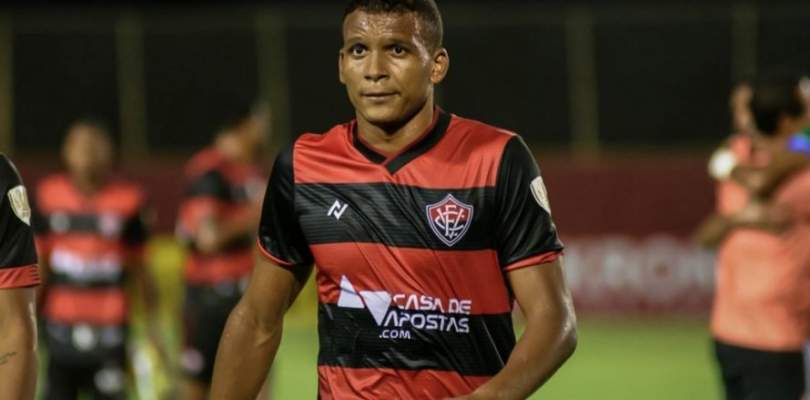 Suspenso, Gabriel Bispo desfalca Vitória diante do Goiás