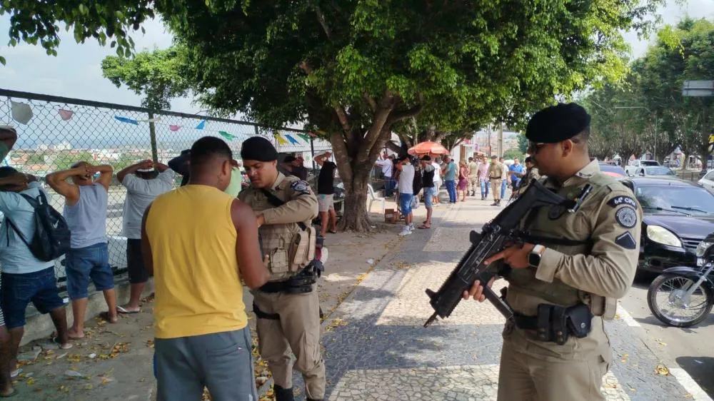 Total: 13 Celulares foram apreendidos e 4 pessoas conduzidas na Feira do Rolo